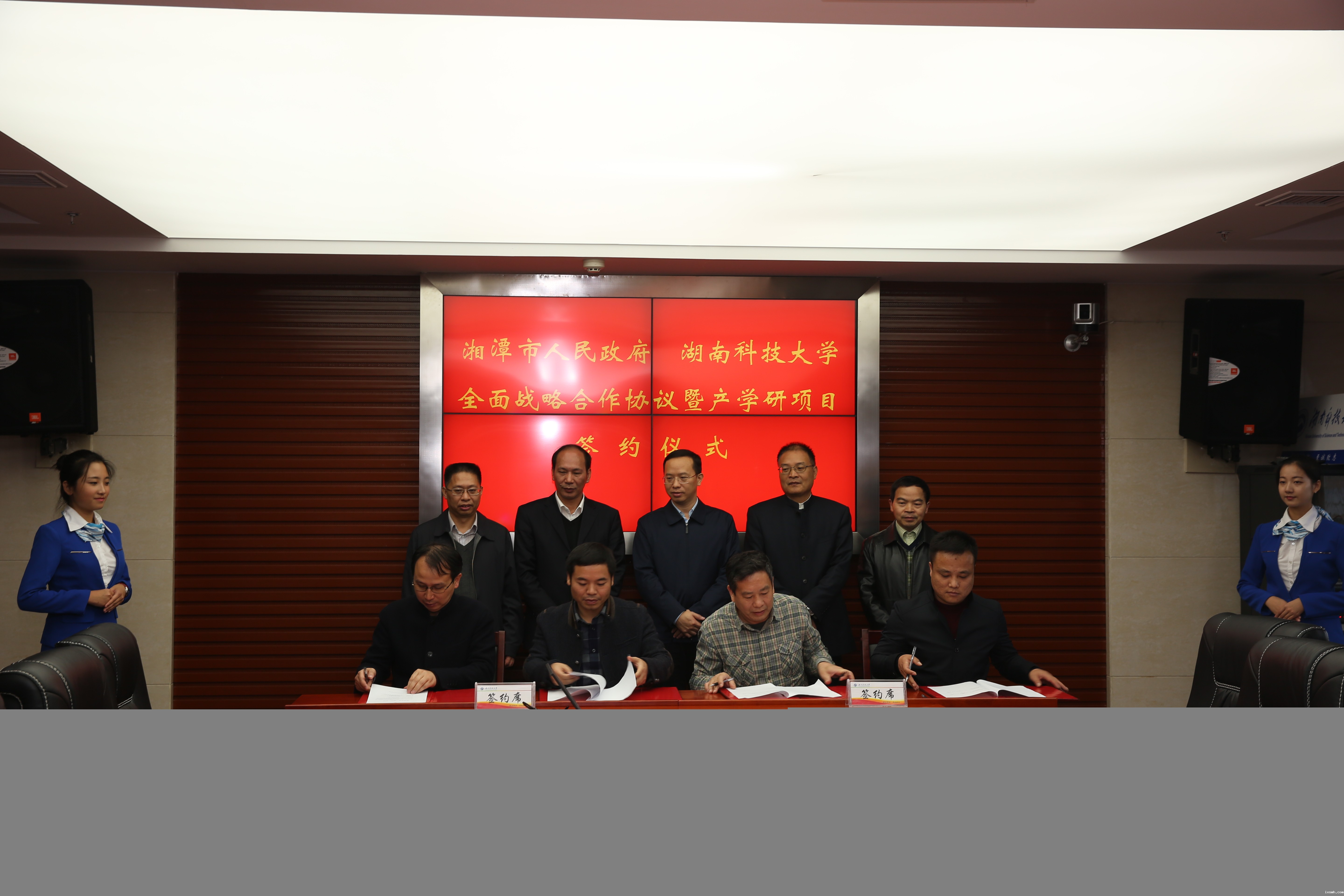 全市10个产学研项目集中签约 我院《口腔癌早期快速智能检测系统的研发》项目备受关注 曾建平院长代表我院现场签约