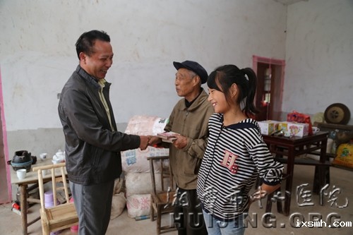 金秋助学，情暖俩姐妹