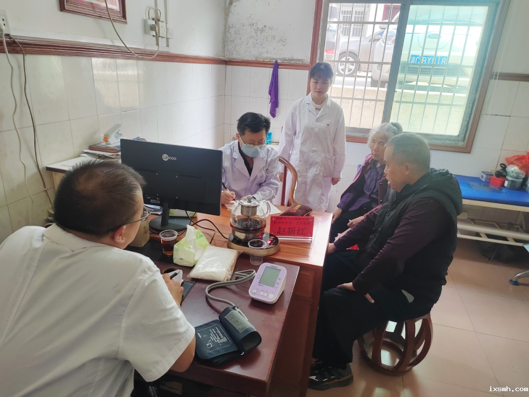赵新红名中医传承工作室走进湘乡市潭市镇