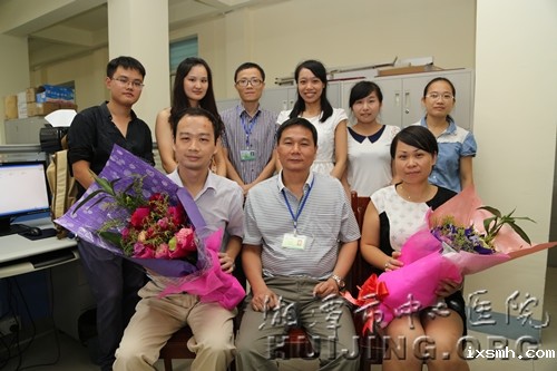 医院也过教师节：南华大学研究生为市中心医院导师和科教科工作人员送上鲜花