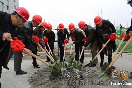 市儿童诊疗中心综合大楼在中心医院封顶