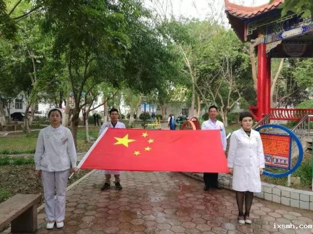 【照片背后·援疆医生故事】光荣的国旗护旗手
