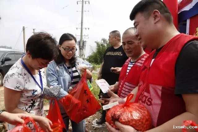 洪水无情，工会有情——raybet在线官网工会干部深入抗洪一线慰问抢险队员