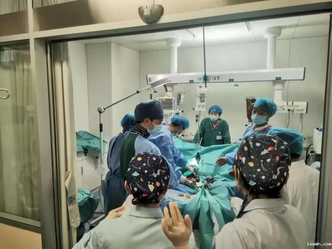 ​ECMO Team of Xiangtan Central Hospital Set out for Changsha for Inter-hospital Treatment