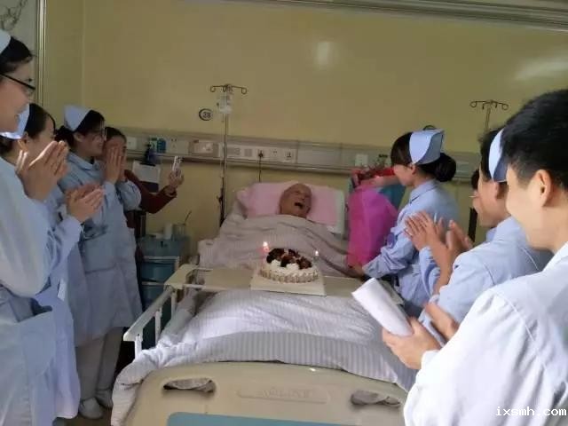 病房庆生日，情暖患者心